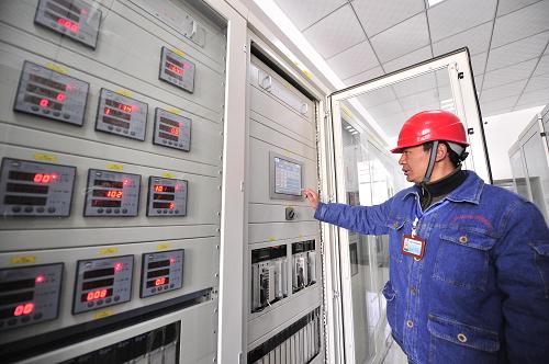 12月10日,工作人員在監(jiān)測(cè)發(fā)電機(jī)組運(yùn)行情況。新華社記者 劉坤 攝