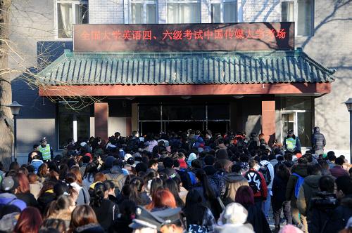 改革后的全國大學(xué)英語四六級(jí)考試開考 12月14日,在中國傳媒大學(xué)考點(diǎn),參加全國大學(xué)英語四六級(jí)考試的考生進(jìn)入考場(chǎng)。 當(dāng)日,改革后的全國大學(xué)英語四六級(jí)考試開考。本次考試采取“多題多卷”模式,即在同一考場(chǎng)內(nèi)采用內(nèi)容不同的試題組成多套試卷實(shí)施考試,多套試卷之間的難度差異通過試卷之間的等值計(jì)算來平衡,因此考生的成績(jī)不會(huì)因其所答試卷的不同而受影響。同時(shí)聽力考試時(shí)間縮短,播完即收卷;取消完型填空;聽力部分原復(fù)合式聽寫調(diào)整為單詞及詞組聽寫;閱讀中的原快速閱讀理解調(diào)整為長(zhǎng)篇閱讀理解;翻譯部分原單句漢譯英調(diào)整為段落漢譯英。 新華社發(fā)(王振 攝)