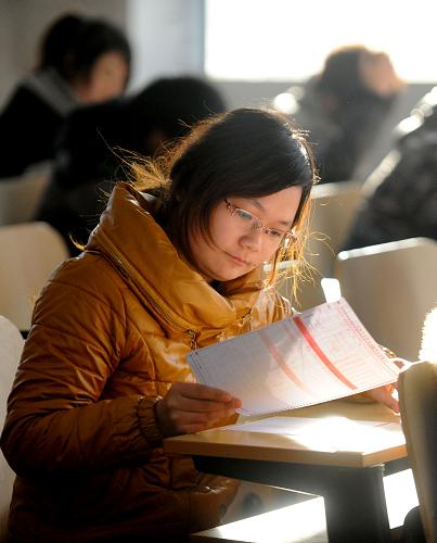 12月14日,遼寧沈陽農(nóng)業(yè)大學(xué)考點(diǎn),考生在進(jìn)行英語四級(jí)考試。 當(dāng)日,改革后的全國大學(xué)英語四六級(jí)考試開考。本次考試采取“多題多卷”模式,即在同一考場(chǎng)內(nèi)采用內(nèi)容不同的試題組成多套試卷實(shí)施考試,多套試卷之間的難度差異通過試卷之間的等值計(jì)算來平衡,因此考生的成績(jī)不會(huì)因其所答試卷的不同而受影響。同時(shí)聽力考試時(shí)間縮短,播完即收卷;取消完型填空;聽力部分原復(fù)合式聽寫調(diào)整為單詞及詞組聽寫;閱讀中的原快速閱讀理解調(diào)整為長(zhǎng)篇閱讀理解;翻譯部分原單句漢譯英調(diào)整為段落漢譯英。 新華社發(fā)(張文魁 攝)