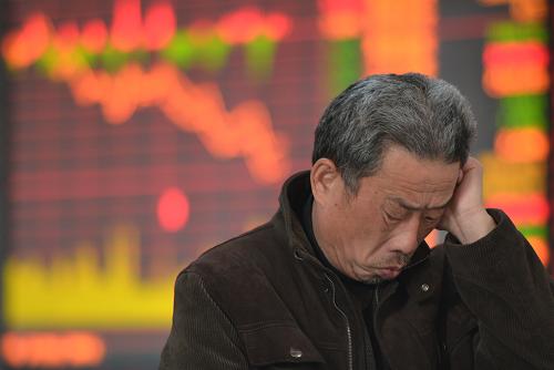 12月20日,在安徽阜陽(yáng)一證券營(yíng)業(yè)廳,一名股民在關(guān)注股市行情。新華社發(fā)(盧啟建 攝)