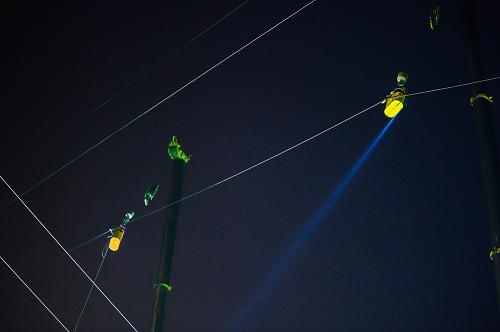 杭州順利拆除高鐵上空橫跨導(dǎo)線 12月21日,杭州余杭供電公司工作人員在登高車上進(jìn)行拆線作業(yè)。 當(dāng)日凌晨2時(shí),在零攝氏度的氣溫中,兩臺(tái)起重臂將作業(yè)人員送到25米的高空,解除橫跨在杭州余杭地區(qū)一處高鐵線路上方的輸電導(dǎo)線,排除了高鐵和臨近高速公路的安全隱患。 據(jù)施工方介紹,滬杭高速和滬杭高鐵投入使用后,橫跨上方的110千伏松合南苑支線退出運(yùn)行,但其存留的線路仍對(duì)高鐵、高速公路的安全運(yùn)行造成威脅。 新華社記者 徐昱攝