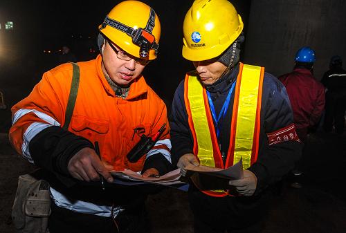 12月21日,杭州余杭供電公司工作人員在施工前核對(duì)施工細(xì)節(jié)。 當(dāng)日凌晨2時(shí),在零攝氏度的氣溫中,兩臺(tái)起重臂將作業(yè)人員送到25米的高空,解除橫跨在杭州余杭地區(qū)一處高鐵線路上方的輸電導(dǎo)線,排除了高鐵和臨近高速公路的安全隱患。 據(jù)施工方介紹,滬杭高速和滬杭高鐵投入使用后,橫跨上方的110千伏松合南苑支線退出運(yùn)行,但其存留的線路仍對(duì)高鐵、高速公路的安全運(yùn)行造成威脅。 新華社記者 徐昱攝