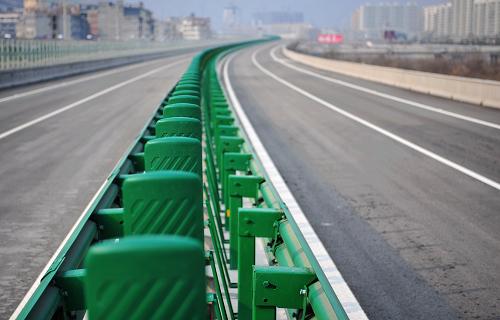 即將運行的蘭海高速公路武罐段已完成通車前各項準(zhǔn)備工作(12月21日攝)。12月21日,記者從甘肅省交通運輸廳了解到,經(jīng)過建設(shè)人員近5年的奮戰(zhàn),國家高速公路網(wǎng)G75線——蘭州至海口高速公路甘肅境內(nèi)武(武都)罐(罐子溝)段已完成通車前各項準(zhǔn)備工作,將于本月內(nèi)正式通車運行。據(jù)了解,總長度130.415公里的武罐高速是國家高速公路網(wǎng)規(guī)劃蘭州至??诟咚俟返闹匾M成路段,也是目前甘肅省內(nèi)橋隧比例最高的一條高速公路。新華社記者 陳斌 攝