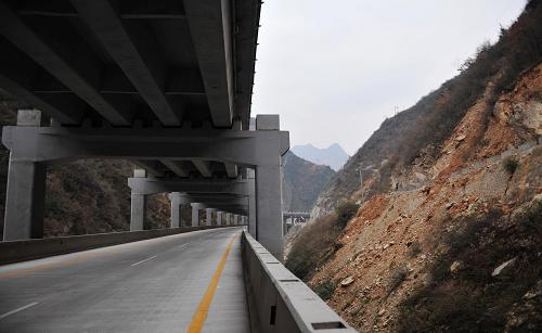 布設(shè)了公路雙層特大橋的武罐高速公路已完成通車前各項準(zhǔn)備工作(12月21日攝)。新華社記者 陳斌 攝