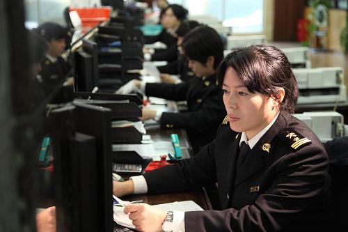 上海海關(guān)關(guān)員在審核企業(yè)申報(bào)的電子數(shù)據(jù)(12月19日攝)。新華社發(fā)(黃尚尚 攝)