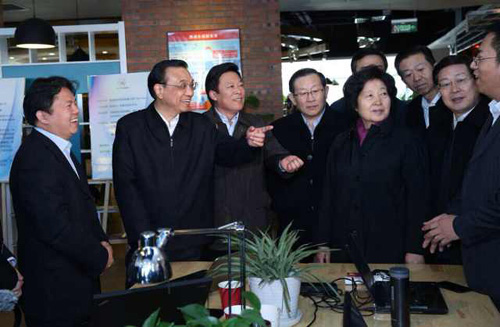 【李克強(qiáng)鼓勵(lì)創(chuàng)業(yè)者:政府會(huì)為你們增加營養(yǎng)】“你們有沒有困難?”李克強(qiáng)問題一出,圍在旁邊的年輕創(chuàng)業(yè)者紛紛七嘴八舌地提建議。李克強(qiáng)說,凡涉及政府層面的問題,都可以研究調(diào)整,創(chuàng)造條件,政府會(huì)給你們創(chuàng)業(yè)“增加營養(yǎng)”。兄弟齊心,其利斷金,未來創(chuàng)業(yè)空間會(huì)越來越大,希望大家努力把企業(yè)做大做強(qiáng)。