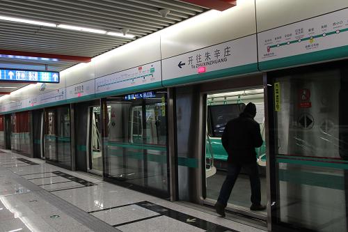 北京地鐵8號線南延北擴段開通試運營 12月28日,一名乘客在北京地鐵8號線南鑼鼓巷站乘坐去往朱辛莊方向的列車。 當日,北京地鐵8號線南延北擴段(朱辛莊至回龍觀東大街,鼓樓大街至中國美術館)開通試運營,載客運營區(qū)段為朱辛莊站至南鑼鼓巷站,乘客可以搭乘這條“地下中軸”往返昌平與中心城區(qū)。至此,北京地鐵8號線運營里程達到26.6公里,北京軌道交通運營總里程達到了465公里。 新華社發(fā)(王躍嶺 攝)