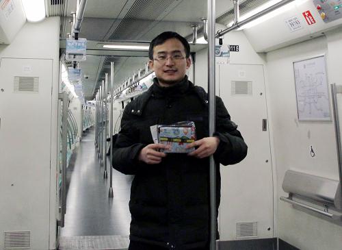 12月28日,第一名在北京地鐵8號線南鑼鼓巷站進站的乘客在去往朱辛莊方向的首班列車上展示由北京地鐵公司贈送的紀念品。 當日,北京地鐵8號線南延北擴段(朱辛莊至回龍觀東大街,鼓樓大街至中國美術館)開通試運營,載客運營區(qū)段為朱辛莊站至南鑼鼓巷站,乘客可以搭乘這條“地下中軸”往返昌平與中心城區(qū)。至此,北京地鐵8號線運營里程達到26.6公里,北京軌道交通運營總里程達到了465公里。 新華社發(fā)(王躍嶺 攝)