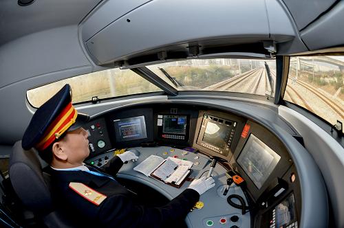 12月28日,廣鐵集團廣州機務段動車司機李偉強在駕駛廈門至深圳D2333次動車。 當日,作為貫通我國東南沿海的快速鐵路通道,連接廈門、汕頭和深圳3個經(jīng)濟特區(qū)的廈深鐵路全線正式開通運營。 新華社記者張國俊攝