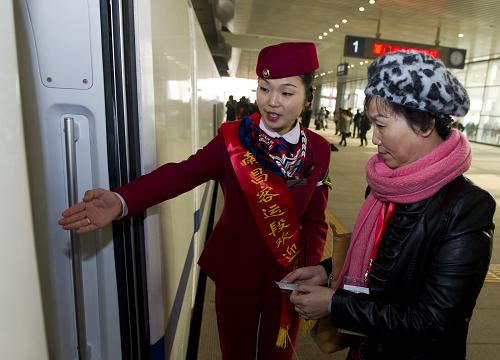 12月28日,廈深鐵路廈門北站始發(fā)動車D2333次乘務員在迎接旅客上車。 當日,作為貫通我國東南沿海的快速鐵路通道,連接廈門、汕頭和深圳3個經(jīng)濟特區(qū)的廈深鐵路全線正式開通運營。 新華社記者姜克紅攝