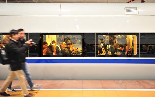 12月28日,從深圳北發(fā)車的首班車D2286整裝待發(fā)。 當日,作為貫通我國東南沿海的快速鐵路通道,連接廈門、汕頭和深圳3個經(jīng)濟特區(qū)的廈深鐵路全線正式開通運營。 新華社記者盧漢欣攝