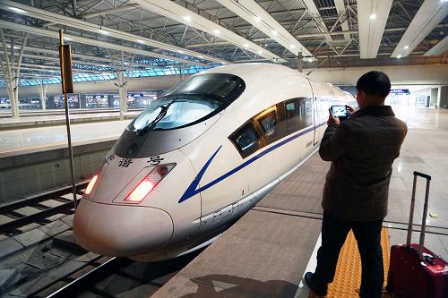 12月28日,一名旅客拍攝停靠在上海虹橋站的列車。當(dāng)日,由中國(guó)北車研發(fā)的CRH380B型高寒動(dòng)車組G1202次高鐵從哈爾濱西站正式開(kāi)通發(fā)車,并于當(dāng)晚抵達(dá)上海虹橋車站。此次哈爾濱至上海段的直通高鐵開(kāi)通,也同時(shí)創(chuàng)造了三項(xiàng)世界高鐵運(yùn)行紀(jì)錄。哈滬高鐵通車后將成為世界范圍內(nèi)高速鐵路直通里程最長(zhǎng)的線路,總長(zhǎng)度為2421公里;同時(shí)哈滬高鐵也是目前世界上通行氣溫反差最大和穿越氣候帶最多的高鐵線路,12小時(shí)內(nèi)跨越中溫帶、暖溫帶、亞熱帶3個(gè)氣候帶,最高溫差接近30攝氏度。