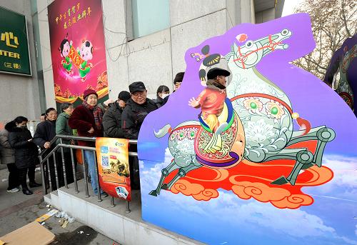 1月5日,購(gòu)買《甲午年》生肖郵票的南京市民在南京鼓樓郵政大廈前排隊(duì)。新華社記者 孫參 攝