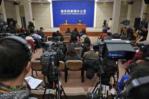 1月10日,國(guó)務(wù)院新聞辦在北京舉行新聞發(fā)布會(huì),海關(guān)總署新聞發(fā)言人、綜合統(tǒng)計(jì)司司長(zhǎng)鄭躍聲(后右)介紹2013年全年進(jìn)出口情況。海關(guān)總署公布的數(shù)據(jù)顯示,2013年我國(guó)對(duì)外貿(mào)易邁上新臺(tái)階,全年進(jìn)出口總值首次突破4萬億美元的關(guān)口,達(dá)4.16萬億美元,扣除匯率因素同比增長(zhǎng)7.6%,較2012年進(jìn)出口6.2%的增速有所反彈。新華社記者 馬研 攝