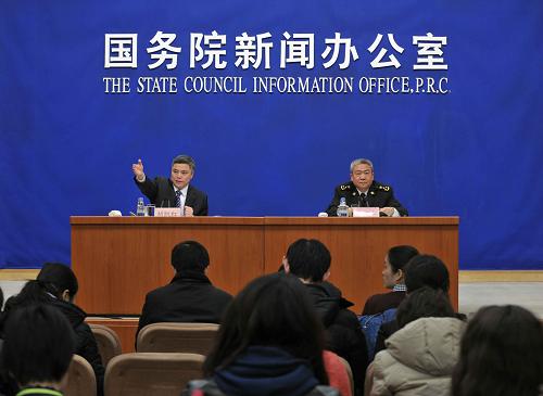 1月10日,國(guó)務(wù)院新聞辦在北京舉行新聞發(fā)布會(huì),海關(guān)總署新聞發(fā)言人、綜合統(tǒng)計(jì)司司長(zhǎng)鄭躍聲(右)介紹2013年全年進(jìn)出口情況。海關(guān)總署公布的數(shù)據(jù)顯示,2013年我國(guó)對(duì)外貿(mào)易邁上新臺(tái)階,全年進(jìn)出口總值首次突破4萬億美元的關(guān)口,達(dá)4.16萬億美元,扣除匯率因素同比增長(zhǎng)7.6%,較2012年進(jìn)出口6.2%的增速有所反彈。新華社記者 馬研 攝