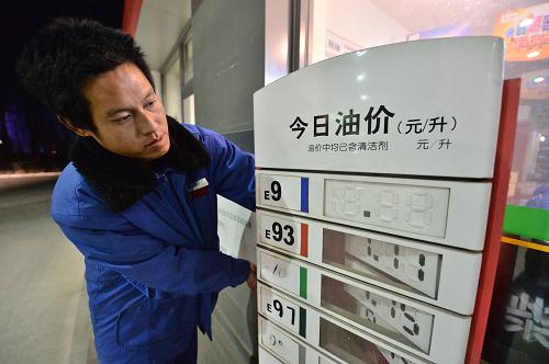 成品油價(jià)迎今年首次下調(diào) 1月11日凌晨,河北保定一家加油站的工作人員在調(diào)整油價(jià)公示牌。 1月10日,國家發(fā)展和改革委員會(huì)決定將汽、柴油價(jià)格每噸分別降低125元和120元,測(cè)算到零售價(jià)格90號(hào)汽油和0號(hào)柴油(全國平均)每升分別降低0.09元和0.10元,調(diào)價(jià)執(zhí)行時(shí)間為1月11日0時(shí)。 新華社記者 朱旭東 攝