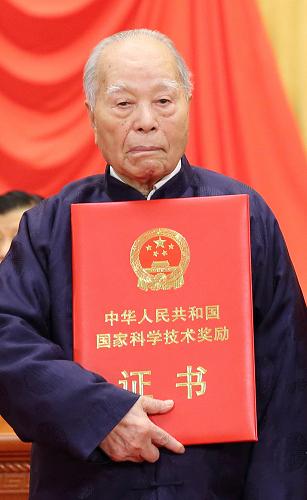 國家科學技術獎勵大會在北京舉行 1月10日,中共中央、國務院在北京隆重舉行國家科學技術獎勵大會。這是獲得2013年度國家最高科學技術獎的中國科學院院士程開甲在臺上領獎。 新華社記者 蘭紅光 攝