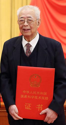 國家科學技術獎勵大會在北京舉行 1月10日,中共中央、國務院在北京隆重舉行國家科學技術獎勵大會。這是獲得2013年度國家最高科學技術獎的中國科學院院士張存浩在臺上領獎。 新華社記者 蘭紅光 攝