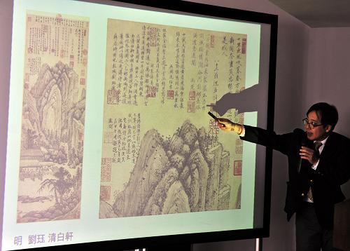 “明四大家特展——沈周”臺(tái)北開(kāi)展 1月10日,臺(tái)北故宮博物院書畫副研究員陳階晉介紹“明四大家特展——沈周”展品特色。 當(dāng)日,由臺(tái)北故宮博物院舉辦的“明四大家特展——沈周”開(kāi)展。展覽精選沈周書畫及其師友作品69組件,分為“沈周的藝術(shù)淵源”、“沈周的書法藝術(shù)”、“沈周的畫藝特色”三部分,涵蓋沈周師友文藝與收藏概況、書法成就、畫藝發(fā)展脈絡(luò)等。 據(jù)了解,臺(tái)北故宮博物院典藏的明四大家(沈周、文征明、唐寅、仇英)書畫作品數(shù)量可觀,質(zhì)量精良。此次“明四大家特展”將分4期舉行:沈周展期為1月10日-3月31日、文征明展期為4月3日-6月30日、唐寅展期為7月4日-9月29日、仇英展期為10月10日-12月29日。 新華社發(fā)(吳景騰 攝)