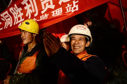 1月28日,來自云南的技術(shù)人員楊紹文(右)在隧道貫通后露出笑容。他說,在祁連山2號(hào)隧道中堅(jiān)守4年,隧道貫通后對(duì)這里竟有些不舍。 當(dāng)日,由中鐵二十局承建的蘭新高鐵祁連山2號(hào)隧道在經(jīng)過4年施工后順利貫通。蘭新高鐵是我國首條在高海拔地區(qū)修建的時(shí)速超過200公里的高速鐵路,祁連山2號(hào)隧道全長9.49公里,是目前世界海拔最高的高速鐵路隧道。 新華社記者 張宏祥 攝