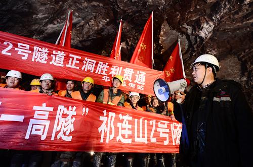1月28日,中鐵二十局總工程師任少強(qiáng)在祁連山2號(hào)隧道內(nèi)向與他一起堅(jiān)守4年多的全體施工人員致謝。 當(dāng)日,由中鐵二十局承建的蘭新高鐵祁連山2號(hào)隧道在經(jīng)過4年施工后順利貫通。蘭新高鐵是我國首條在高海拔地區(qū)修建的時(shí)速超過200公里的高速鐵路,祁連山2號(hào)隧道全長9.49公里,是目前世界海拔最高的高速鐵路隧道。 新華社記者 張宏祥 攝