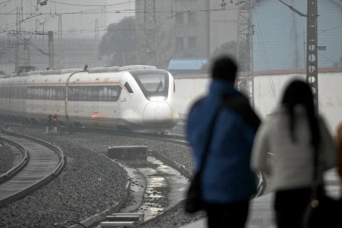 2月12日,CRH6A型城際動(dòng)車駛?cè)氤啥蓟疖囌?。?dāng)日,CRH6A型動(dòng)車組正式起跑成(都)灌(都江堰)鐵路,這是我國(guó)CRH6城際動(dòng)車組首次載客運(yùn)營(yíng)。據(jù)悉,CRH6A型動(dòng)車組主要用于中短途城市之間、區(qū)域城郊之間的通勤和商旅,以公交化的運(yùn)營(yíng)模式為主,故也被稱為城際動(dòng)車組,其最高運(yùn)營(yíng)速度為200公里/小時(shí)。新華社記者 薛玉斌 攝