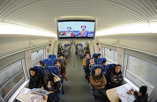 2月12日,旅客在和諧號(hào)CRH6A型城際動(dòng)車車廂內(nèi)。新華社記者 薛玉斌 攝