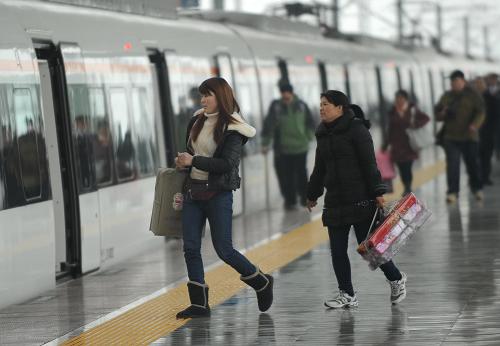 2月12日,旅客在四川都江堰站準(zhǔn)備乘坐CRH6A型城際動(dòng)車。新華社記者 薛玉斌 攝
