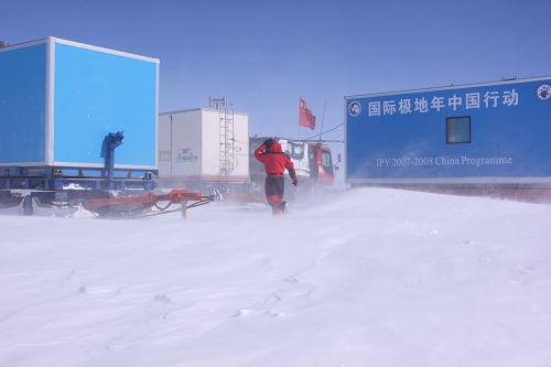 1月2日,一名中國南極內陸格羅夫山考察隊隊員在暴風中行走。當日,中國南極內陸格羅夫山考察隊在格羅夫山地區(qū)的核心區(qū)哈丁山附近遭遇暴風天氣。據估測,考察隊宿營地附近風力達8級以上,陣風10級。為了確保作業(yè)安全,考察隊取消了野外考察計劃,全體隊員在營地休整。新華社記者 崔靜 攝