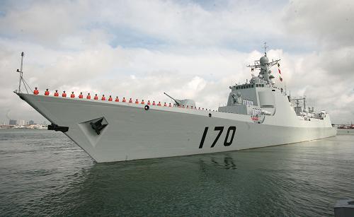6月30日,“蘭州”號導(dǎo)彈驅(qū)逐艦解纜起航。新華社發(fā)(仲繼軍攝)