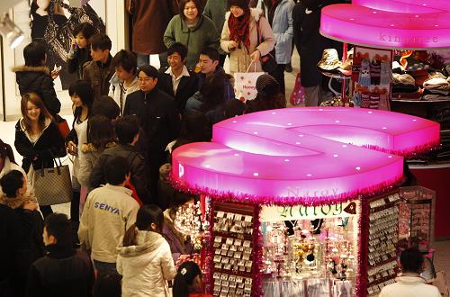 1月3日,上海人民廣場一家商場內(nèi)人頭攢動。新年的到來帶動了申城的消費市場,各大商場紛紛在元旦節(jié)日期間推出各種優(yōu)惠促銷活動,吸引了眾多市民前往采購。新華社記者 裴鑫 攝