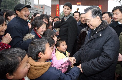 溫家寶在江西災(zāi)區(qū)過春節(jié) 2月6日,中共中央政治局常委、國務(wù)院總理溫家寶結(jié)束貴州的考察工作,立即趕到江西災(zāi)區(qū),指導(dǎo)抗災(zāi)救災(zāi)和災(zāi)后恢復(fù)生產(chǎn)工作,看望慰問干部群眾。這是溫家寶在撫州市臨川區(qū)云山鎮(zhèn)圳上村看望慰問受災(zāi)村民。 新華社記者姚大偉攝