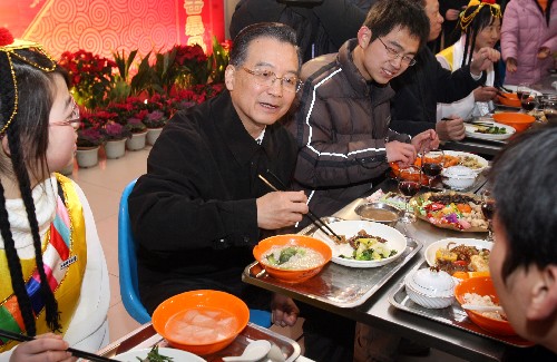 這是溫家寶在江西財(cái)經(jīng)大學(xué)與因雪災(zāi)無法回家的160多名同學(xué)一起吃年夜飯。 新華社記者姚大偉攝