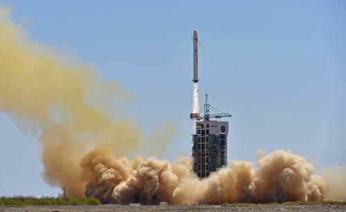 4月26日,“長征二號丁”運載火箭點火發(fā)射。新華社記者 王鵬 攝