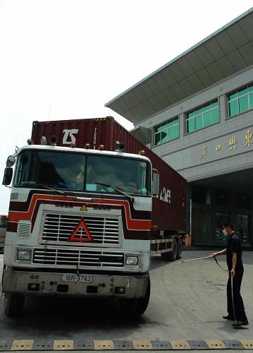 嚴(yán)防豬流感 4月27日,在中越邊境的廣西東興口岸,工作人員在給車輛消毒。 針對(duì)美國(guó)、墨西哥等地的豬流感疫情,檢驗(yàn)檢疫部門在邊境口岸加強(qiáng)了對(duì)入境車輛、人員的衛(wèi)生檢疫和疫情監(jiān)測(cè)工作。 新華社記者 向志強(qiáng)攝