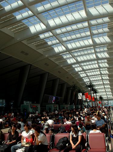 京津城際開通首月運送旅客逾183萬人次 8月31日,一些搭乘京津城際列車的旅客在北京南站候車。 京津城際鐵路自8月1日運行1個月以來,共運送旅客183.1萬人次,極大方便了兩地旅客的出行需求。 新華社記者 公磊攝