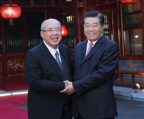 3月22日,中共中央政治局常委、全國政協(xié)主席賈慶林在北京釣魚臺(tái)國賓館會(huì)見中國國民黨榮譽(yù)主席吳伯雄一行。新華社記者 劉衛(wèi)兵 攝