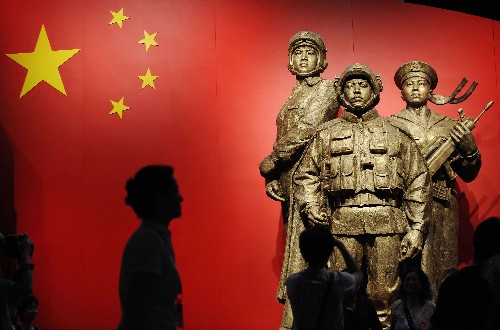 “新中國國防和軍隊建設(shè)成就展”在香港開幕 8月1日,觀眾在參觀展覽。當(dāng)日,“鋼鐵長城——新中國國防和軍隊建設(shè)成就展”在香港會議展覽中心開幕。 新華社記者 呂小煒攝