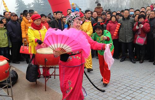 1月31日,人們在濟南市泉城廣場欣賞民俗文化表演。當日是春節(jié),濟南市第四屆民俗文化節(jié)在泉城廣場舉行,人們紛紛來此,在濃郁的民俗文化中慶賀新春。新華社記者 徐速繪 攝