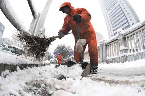1月19日,環(huán)衛(wèi)工人在長沙市區(qū)清掃積雪。當(dāng)日,受強(qiáng)冷空氣南下影響,湖南長沙遭遇罕見暴雪天氣,市區(qū)大雪圍城、車堵人困。長沙市啟動(dòng)雨雪冰凍災(zāi)害應(yīng)急預(yù)案Ⅲ級響應(yīng),相關(guān)部門采取措施積極應(yīng)對。新華社記者 龍弘濤 攝