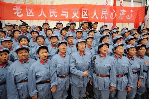 5月15日,寫有“老區(qū)人民與災區(qū)人民心連心”的橫幅懸掛在傳遞儀式現(xiàn)場。當日,北京奧運會圣火傳遞活動在江西井岡山舉行。 新華社記者 宋振平 攝