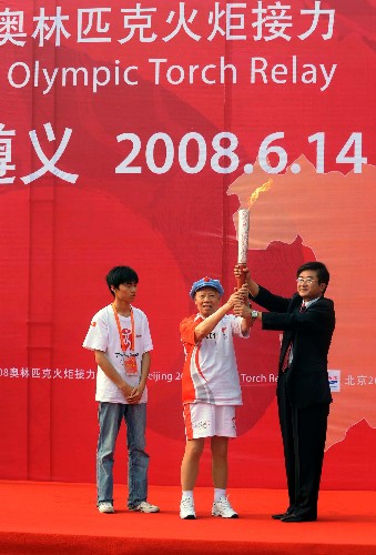 6月14日,在起跑儀式現(xiàn)場(chǎng),第一棒火炬手、93歲高齡的老紅軍王道金(中)與遵義市市長(zhǎng)慕德貴(右)共同高舉火炬。當(dāng)日,北京奧運(yùn)火炬?zhèn)鬟f活動(dòng)在貴州省遵義市舉行。 新華社記者 安治平 攝
