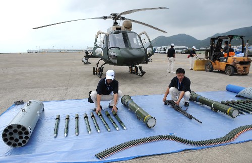 11月5日,工作人員展示直11武裝型直升機(jī)的武器裝備。當(dāng)日,國(guó)產(chǎn)直11武裝型直升機(jī)在第七屆中國(guó)國(guó)際航空航天博覽會(huì)(珠海航展)上亮相。直11武裝型直升機(jī)是具有優(yōu)良性價(jià)比的輕型武裝直升機(jī),該機(jī)可掛載三種攻擊武器,具有晝夜作戰(zhàn)、搜索、識(shí)別、跟蹤目標(biāo)及對(duì)地攻擊能力。新華社記者 劉海峰 攝