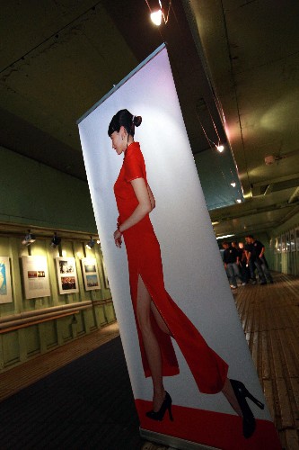 2008年8月,德國(guó)漢堡港碼頭上停泊的一艘輪船博物館里,一個(gè)名為《30年——成功的改革開(kāi)放政策》的照片展吸引了人們的目光。德國(guó)人馬庭·庫(kù)摩用鏡頭記錄了中國(guó)30年的變遷。這是參觀者在觀看馬庭·庫(kù)摩攝影作品。 新華社發(fā)(資料照片)