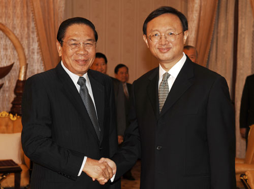 12月9日,老撾人民革命黨中央委員會總書記、國家主席朱馬利 (左)在首都萬象會見來訪的中國外交部長楊潔篪。