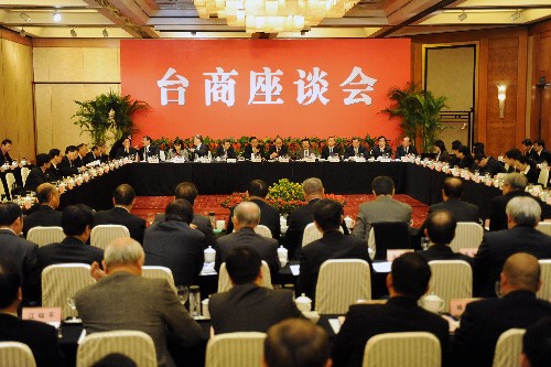 海協(xié)會(huì)與海基會(huì)在南京共同舉辦臺(tái)商座談會(huì) 1月10日,海峽兩岸關(guān)系協(xié)會(huì)和臺(tái)灣海峽交流基金會(huì)在南京召開長(zhǎng)三角地區(qū)臺(tái)商座談會(huì),了解當(dāng)前臺(tái)資企業(yè)生產(chǎn)經(jīng)營(yíng)情況和臺(tái)商對(duì)加強(qiáng)兩岸經(jīng)濟(jì)交流合作的意見和建議。 新華社記者 韓瑜慶 攝