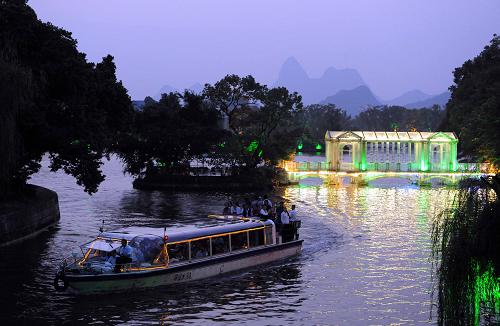 游人在游覽“兩江四湖”景區(qū)的榕湖夜景(10月2日攝)。“十一”黃金周期間,廣西桂林市旅游持續(xù)火爆。據(jù)市假日辦統(tǒng)計(jì),10月2日,僅漓江就接待游客1.57萬人次,象山景區(qū)接待游客1.73萬人次,樂滿地景區(qū)接待游客1.15萬人次。不少景區(qū)推出“夜游”線路,以緩解景區(qū)接待壓力。新華社記者 陳瑞華 攝