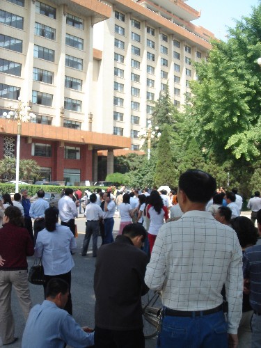 5月12日,陜西省西安市中心震感明顯,市民到戶外躲避。 據(jù)國家地震臺網(wǎng)重新核定,北京時間5月12日14時28分,在四川汶川縣發(fā)生的地震震級為7.8級。 新華社記者儲國強攝