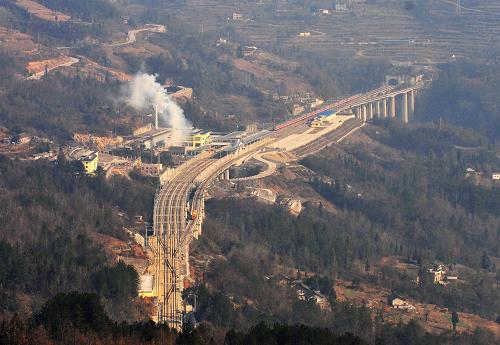 12月22日,首發(fā)列車經(jīng)過宜萬鐵路巴東火車站。新華社記者 郝同前攝