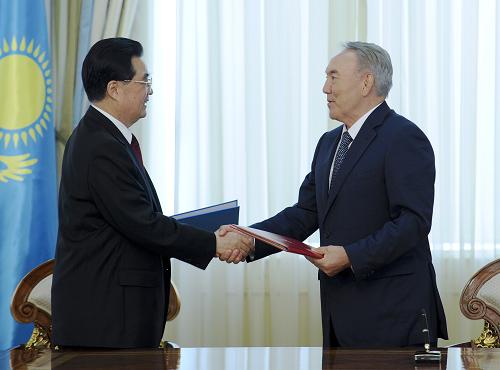 6月13日,中國國家主席胡錦濤在阿斯塔納與哈薩克斯坦總統(tǒng)納扎爾巴耶夫簽署《中哈關(guān)于發(fā)展全面戰(zhàn)略伙伴關(guān)系的聯(lián)合聲明》。 新華社記者 張鐸 攝